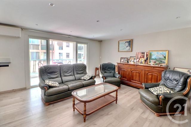 Afficher la photo en grand Appartement T3 à vendre - 3 pièces - 73.47 m2 - ST RAPHAEL - 83 - PROVENCE-ALPES-COTE-D-AZUR - Century 21 Sud Habitat