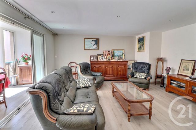 Afficher la photo en grand Appartement T3 à vendre - 3 pièces - 73.47 m2 - ST RAPHAEL - 83 - PROVENCE-ALPES-COTE-D-AZUR - Century 21 Sud Habitat