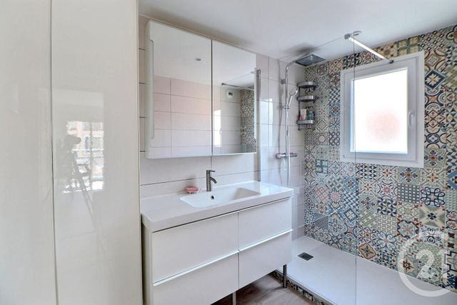 Afficher la photo en grand Appartement T3 à vendre - 3 pièces - 73.47 m2 - ST RAPHAEL - 83 - PROVENCE-ALPES-COTE-D-AZUR - Century 21 Sud Habitat