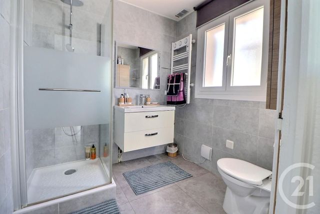 Afficher la photo en grand Appartement T4 à vendre - 4 pièces - 100.0 m2 - ST RAPHAEL - 83 - PROVENCE-ALPES-COTE-D-AZUR - Century 21 Sud Habitat