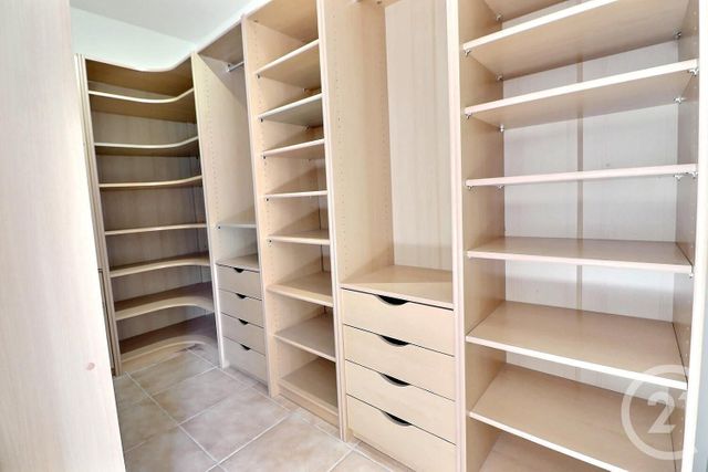 Afficher la photo en grand Appartement F3 à vendre - 3 pièces - 74.0 m2 - ST RAPHAEL - 83 - PROVENCE-ALPES-COTE-D-AZUR - Century 21 Sud Habitat