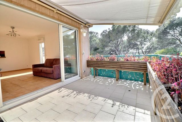 Afficher la photo en grand Appartement F3 à vendre - 3 pièces - 74.0 m2 - ST RAPHAEL - 83 - PROVENCE-ALPES-COTE-D-AZUR - Century 21 Sud Habitat