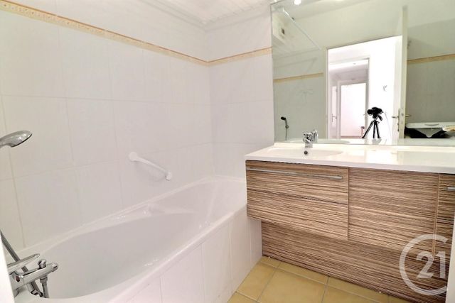 Afficher la photo en grand Appartement F3 à vendre - 3 pièces - 74.0 m2 - ST RAPHAEL - 83 - PROVENCE-ALPES-COTE-D-AZUR - Century 21 Sud Habitat