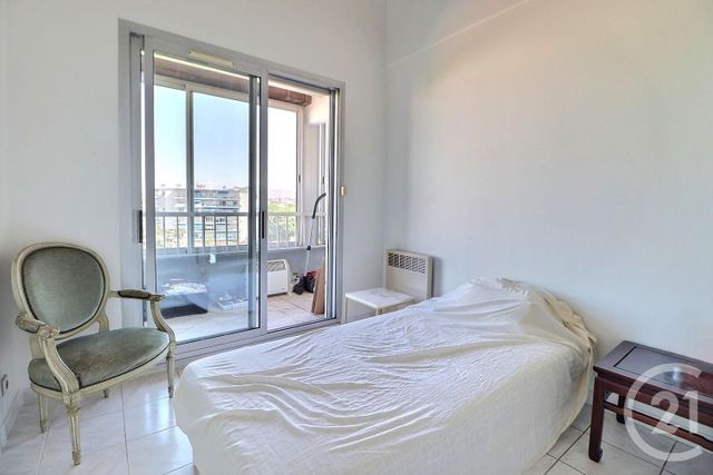 Afficher la photo en grand Appartement T4 à vendre - 4 pièces - 80.74 m2 - ST RAPHAEL - 83 - PROVENCE-ALPES-COTE-D-AZUR - Century 21 Sud Habitat