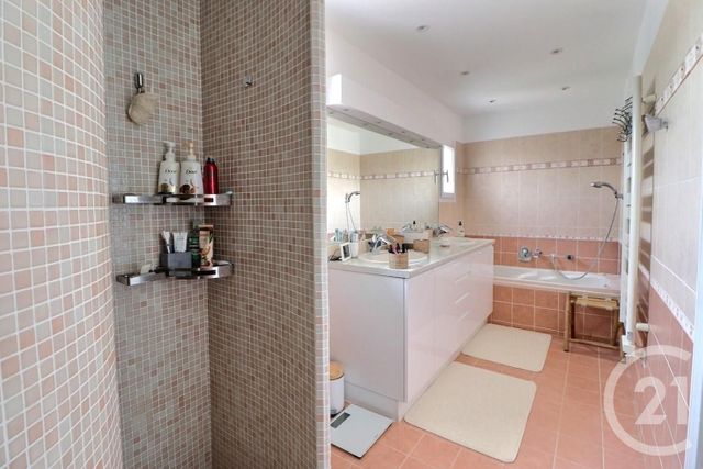 maison à vendre - 6 pièces - 206.0 m2 - BAGNOLS EN FORET - 83 - PROVENCE-ALPES-COTE-D-AZUR - Century 21 Sud Habitat