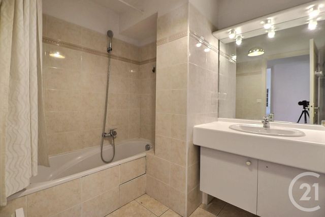 Appartement F3 à vendre - 3 pièces - 72.37 m2 - ST RAPHAEL - 83 - PROVENCE-ALPES-COTE-D-AZUR - Century 21 Sud Habitat