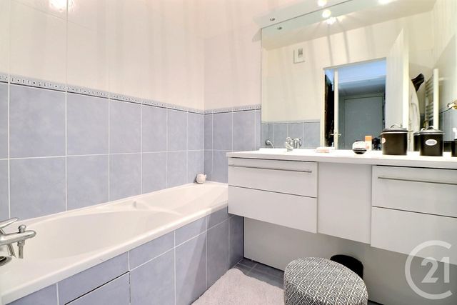 Afficher la photo en grand Appartement T3 à vendre - 3 pièces - 75.0 m2 - ST RAPHAEL - 83 - PROVENCE-ALPES-COTE-D-AZUR - Century 21 Sud Habitat