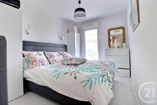 Afficher la photo en grand Appartement T3 à vendre - 3 pièces - 75.0 m2 - ST RAPHAEL - 83 - PROVENCE-ALPES-COTE-D-AZUR - Century 21 Sud Habitat