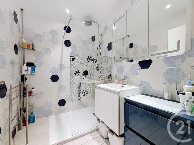 Appartement F3 à vendre - 3 pièces - 67.2 m2 - ST RAPHAEL - 83 - PROVENCE-ALPES-COTE-D-AZUR - Century 21 Sud Habitat