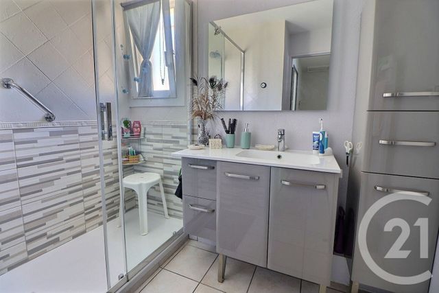 Appartement T3 à vendre - 3 pièces - 69.75 m2 - FREJUS - 83 - PROVENCE-ALPES-COTE-D-AZUR - Century 21 Sud Habitat