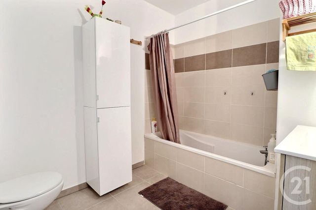 Appartement T4 à vendre - 4 pièces - 76.63 m2 - FREJUS - 83 - PROVENCE-ALPES-COTE-D-AZUR - Century 21 Sud Habitat Appartement T4 à vendre - 4 pièces - 76.63 m2 - FREJUS - 83 - PROVENCE-ALPES-COTE-D-AZUR - Century 21 Sud Habitat