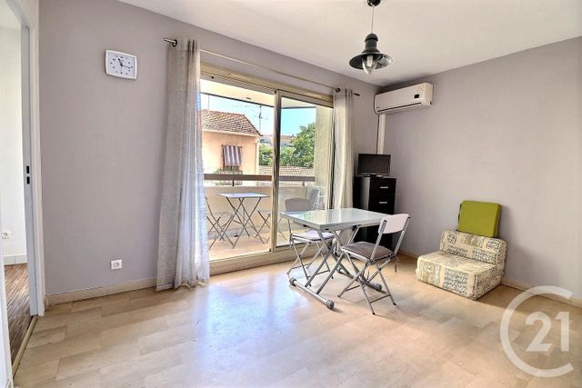 Afficher la photo en grand Appartement F1 à vendre - 1 pièce - 26.0 m2 - ST RAPHAEL - 83 - PROVENCE-ALPES-COTE-D-AZUR - Century 21 Sud Habitat