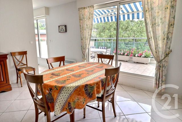 Afficher la photo en grand Appartement T3 à vendre - 3 pièces - 68.3 m2 - ST RAPHAEL - 83 - PROVENCE-ALPES-COTE-D-AZUR - Century 21 Sud Habitat