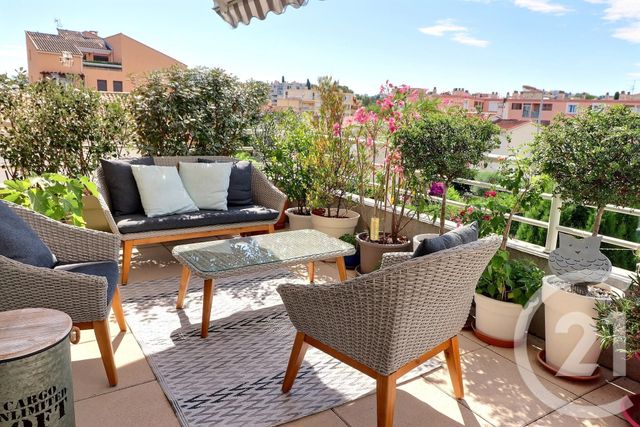 Afficher la photo en grand Appartement T3 à vendre - 3 pièces - 71.12 m2 - ST RAPHAEL - 83 - PROVENCE-ALPES-COTE-D-AZUR - Century 21 Sud Habitat