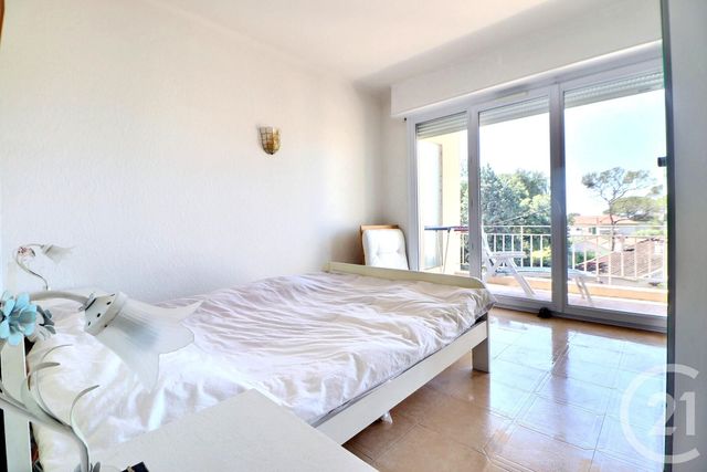 Afficher la photo en grand Appartement T2 à vendre - 2 pièces - 44.38 m2 - ST RAPHAEL - 83 - PROVENCE-ALPES-COTE-D-AZUR - Century 21 Sud Habitat