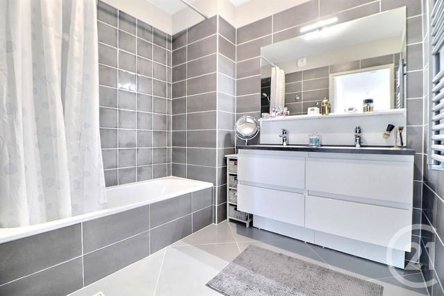 Appartement T3 à vendre - 3 pièces - 75.78 m2 - FREJUS - 83 - PROVENCE-ALPES-COTE-D-AZUR - Century 21 Sud Habitat