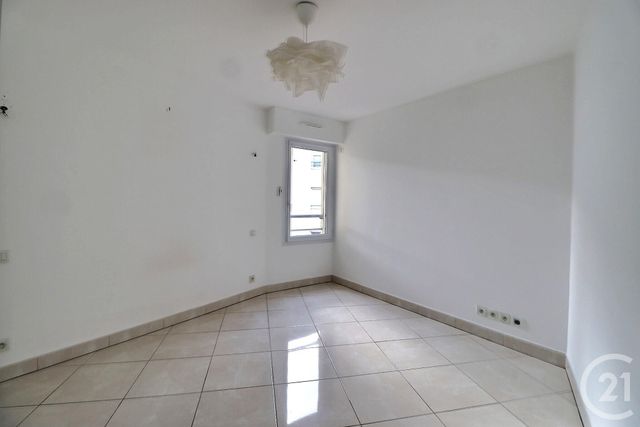Afficher la photo en grand Appartement T3 à vendre - 3 pièces - 75.0 m2 - ST RAPHAEL - 83 - PROVENCE-ALPES-COTE-D-AZUR - Century 21 Sud Habitat