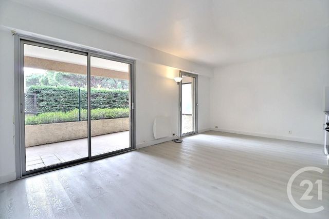 Afficher la photo en grand Appartement F1 à vendre - 1 pièce - 33.0 m2 - ST RAPHAEL - 83 - PROVENCE-ALPES-COTE-D-AZUR - Century 21 Sud Habitat