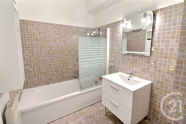 Afficher la photo en grand Appartement F1 à vendre - 1 pièce - 33.0 m2 - ST RAPHAEL - 83 - PROVENCE-ALPES-COTE-D-AZUR - Century 21 Sud Habitat