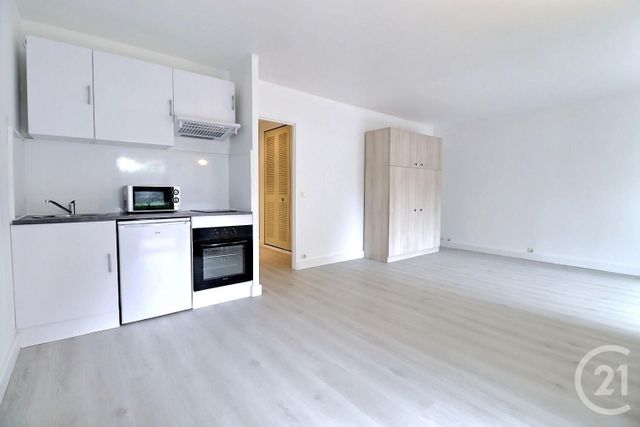 Afficher la photo en grand Appartement F1 à vendre - 1 pièce - 33.0 m2 - ST RAPHAEL - 83 - PROVENCE-ALPES-COTE-D-AZUR - Century 21 Sud Habitat