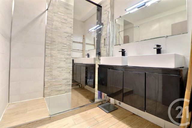 Afficher la photo en grand Appartement T4 à vendre - 4 pièces - 98.68 m2 - ST RAPHAEL - 83 - PROVENCE-ALPES-COTE-D-AZUR - Century 21 Sud Habitat