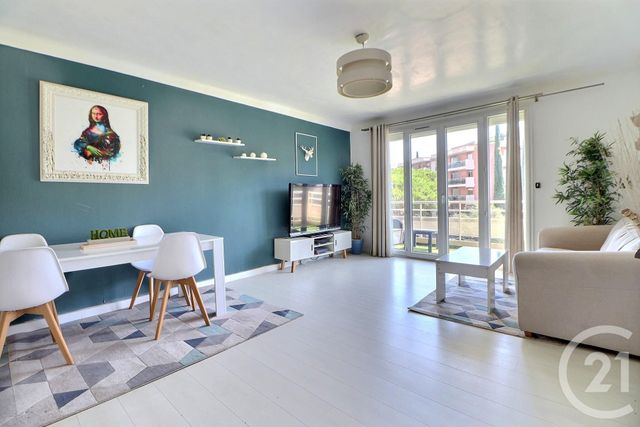 Afficher la photo en grand Appartement T4 à vendre - 4 pièces - 98.68 m2 - ST RAPHAEL - 83 - PROVENCE-ALPES-COTE-D-AZUR - Century 21 Sud Habitat