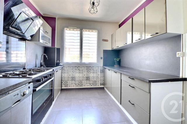Afficher la photo en grand Appartement T4 à vendre - 4 pièces - 98.68 m2 - ST RAPHAEL - 83 - PROVENCE-ALPES-COTE-D-AZUR - Century 21 Sud Habitat