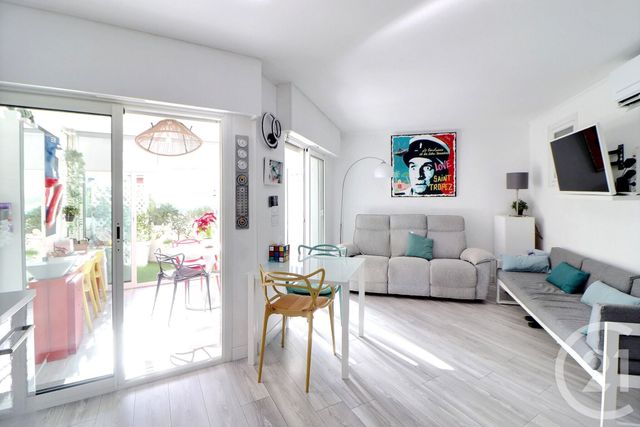 Afficher la photo en grand Appartement T3 à vendre - 3 pièces - 60.0 m2 - ST RAPHAEL - 83 - PROVENCE-ALPES-COTE-D-AZUR - Century 21 Sud Habitat