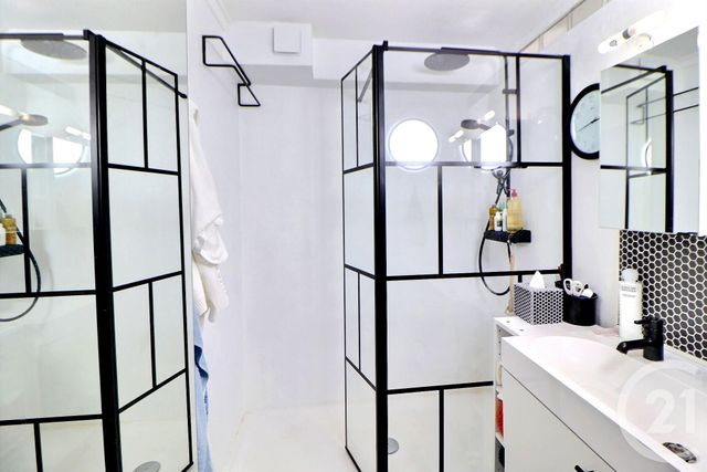 Afficher la photo en grand Appartement T3 à vendre - 3 pièces - 60.0 m2 - ST RAPHAEL - 83 - PROVENCE-ALPES-COTE-D-AZUR - Century 21 Sud Habitat